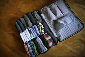 Tips Packing Baju agar Muat Banyak untuk Traveling